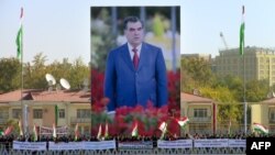 Тәжікстан президенті Эмомали Рахмонды жақтаушылар оның суретінің алдында. Душанбе, 3  қараша 2013 жыл. (Көрнекі сурет)