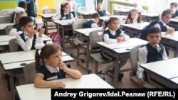 Казанда Мәрҗани исемендәге татар мәктәбе укучылары.