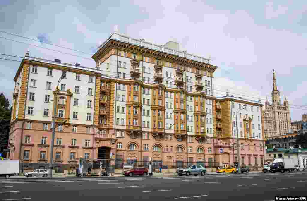 Самы вядомы будынак амбасады ЗША ў Маскве &mdash; колішні шматкватэрны дом на Новінскім бульвары, куды місія пераехала ў 1953 годзе. Гэта на яго Саветы накіроўвалі загадкавае мікрахвалевае выпраменьваньне. Новы будынак амбасада атрымала ў 2000 годзе, але працягвае працаваць і ў старым