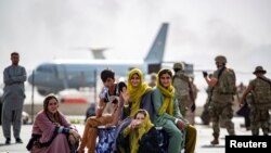Афганці, які намагаються евакуюватися з країни після приходу до влади талібів