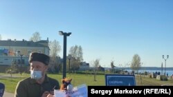 Атаман городского казачьего общества Петрозаводска Наур Гокинаев. На возложении цветов в память о погибших 11 мая в гимназии 175 в Казани