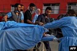 Парамедици носят ранен турист в болница в Анантнаг, южно от Шринагар, на 22 април 2025 г., след нападението.