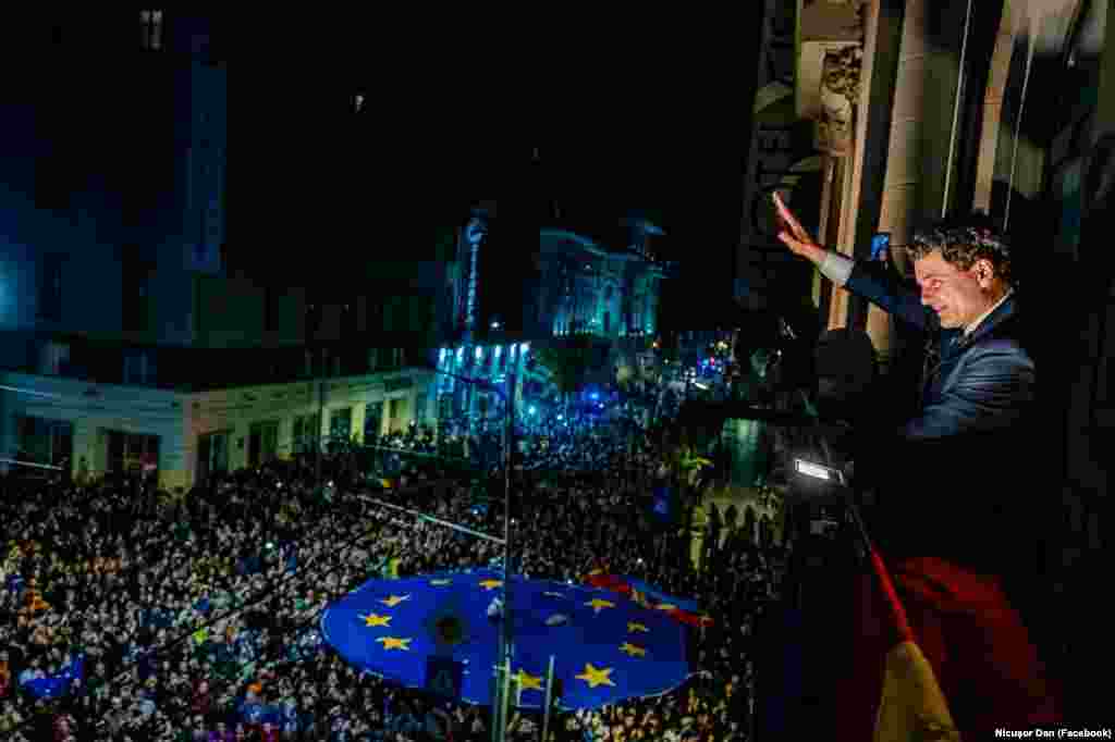 „Este victoria voastră!” a declarat Nicușor Dan, din balconul sediului de campanie, adresându-se simpatizanților aflați pe Bulevardul Elisabeta. Era la miezul nopții, iar numărătoarea oficială trecuse de 99.3% din voturi și era imposibilă o răsturnare a situației.„Întregul nostru respect pentru cei care au avut altă opțiune azi și pentru cei care au avut altă opțiune în turul I”, a atras ele atenția asupra nevoii de conciliere și împăcare în societate. Replica din stradă a fost strigătul: „Unitate”.Președintele ales a mulțumit tuturor românilor pentru implicarea în campania electorală, indiferent în ce tabară.