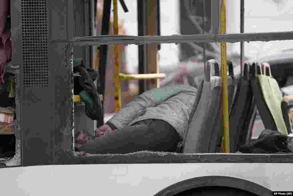 Цела загінулай жанчыны ў салёне аўтобуса