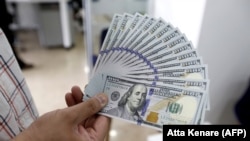 از زمان آغاز به کار دولت رئیسی تا شروع اعتراضات اخیر، نرخ دلار آمریکا در مقابل ریال بیش از ۲۷ درصد رشد داشته است