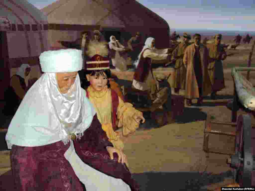 Саяси қуғын-сүргін құрбандарына арналған музейдегі қазақ халқының тұрмыс-тіршілігін көрсететін балауыз мүсіндер. Қарағанды облысы Долинка ауылы, 31 мамыр, 2011 жыл.  