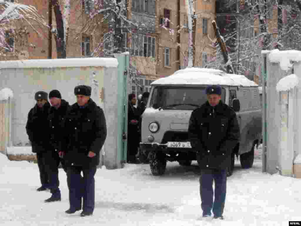 Фарзонаро ба додгоҳи ноҳияи Сино оварданд...