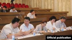 Депутаты фракции "Республика", Бишкек, 18 мая 2012 года.