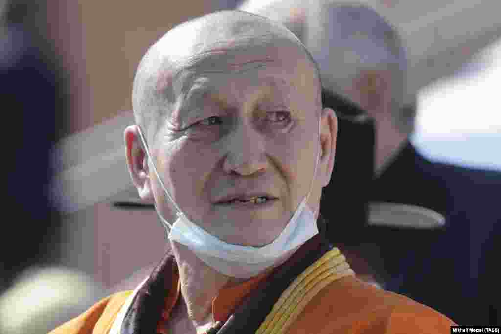 В маске, сдвинутой на подбородок, &mdash; Дамба Аюшеев, Пандито Хамбо-лама &mdash; глава Буддийской традиционной сангхи&nbsp;России.