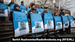 Активісти вишикувалися на сходах посольства ЄС з фотографіями українців у неволі, 11 грудня 2018 року