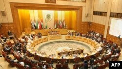 «بر سر کنترل بحران غزه اکنون جنگ سردی در جهان عرب به راه افتاده است. در يک سو دولت مصر و متحدان آمريکا در منطقه مثل اردن و عربستان سعودی قرار گرفته‌اند و در سوی ديگر دولت سوريه است که قطر، يمن، الجزاير و البته ايران از آن حمايت می کنند.»