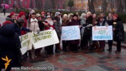 Письменники обнімаються заради миру