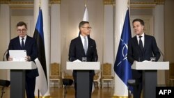 مارک روته دبیر کل ناتو در کنار رهبران استونی و فنلاند در نشست هلسینکی