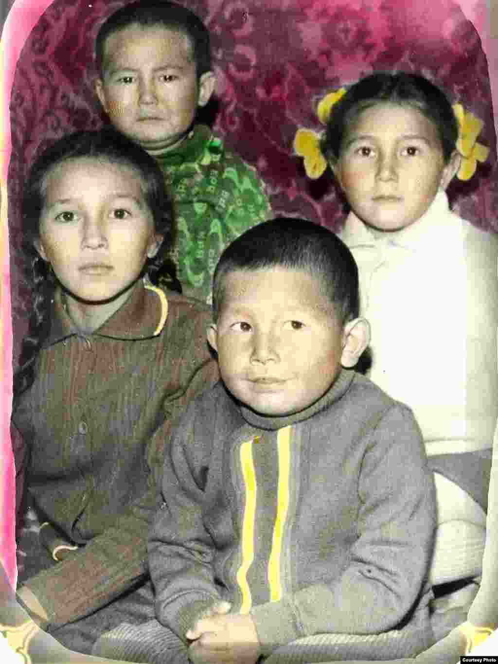 Ләззат  бауырларымен бірге