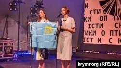 «Листи і розповіді, які ми зачитуємо тут – більше, ніж просто тексти», – сказала правозахисниця Олександра Матвійчук (ліворуч)