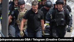 Поліція та рятувальники виносять поранених із місць ураження російськими ракетами. 24 червня 2025 року 