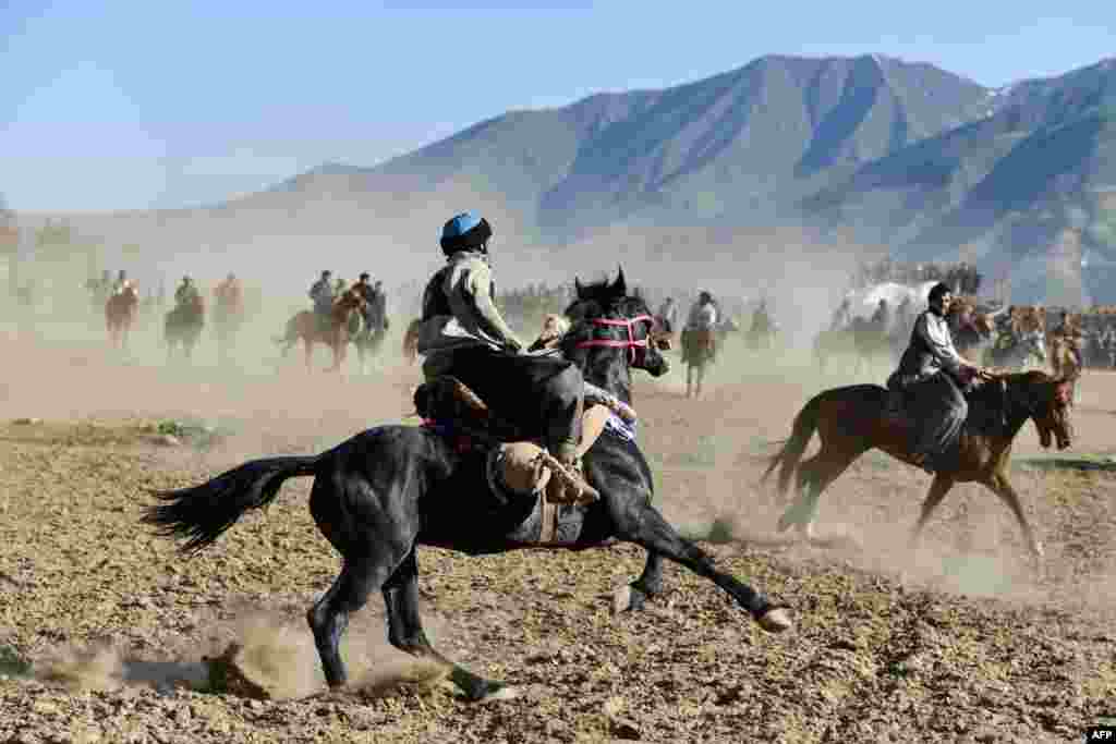 سوارکاران افغان در استان بدخشان در مسابقات بزکشی