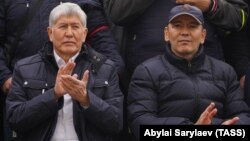 Алмазбек Атамбаев менен Өмүрбек Бабанов Бишкекте өткөн нааразылык акциясында, 9-октябрь, 2020-жыл