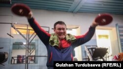 Ядро түртүүдө эң негизгиси колдун күчү чоң роль ойнойт. Андыктан Арстанбек колунун булчуңдарын түрдүү көнүгүүлөрдү жасап чыңдап турат.