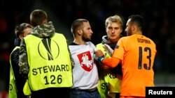 Аляксандр Вянгерскі (у цэнтры) падчас затрыманьня на футбольным полі, 28 верасьня 2017