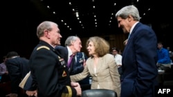 اعضای دولت بیشتر وقت خود را در روز سه‌شنبه با گفت‌وگو با سناتورها گذراندند (جان کری، وزیر خارجه آمریکا، نفر اول از سمت راست و مارتین دمپسی، رئیس ستاد کل ارتش- نفر دوم)