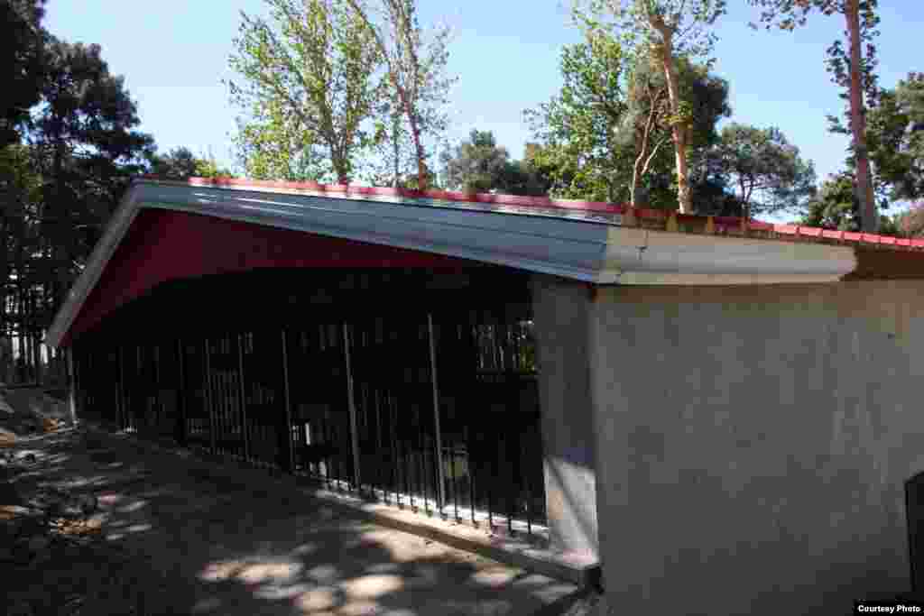 جایگاه زندگی زوج شیر ایرانی که قرار است در آن زندگی کنند، تقریبا تمام شده و آماده است