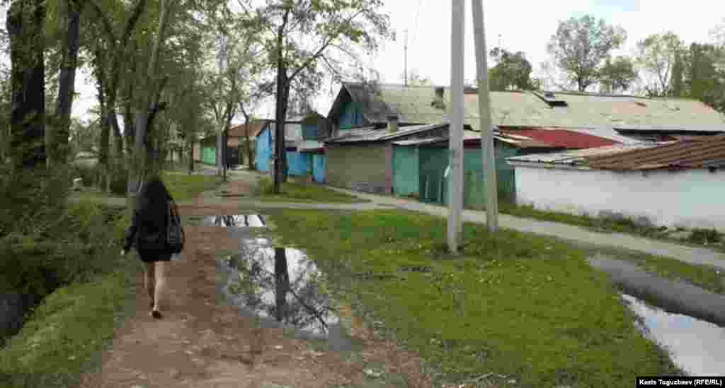 Район близ железнодорожного вокзала Алматы-1, где неподалеку 12 апреля в результате пожара дотла сгорел деревянный дом барачного типа на шесть квартир. Алматы, 19 апреля 2013 года.