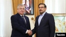 علی شمخانی (راست) در دیدار با الکساندر لاورنتیف، نماینده ویژه رئیس‌جمهوری روسیه در امور سوریه.