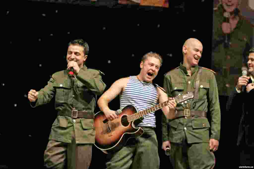 У міському Палаці молоді &laquo;Юність&raquo; відбувся концерт популярної команди КВК &laquo;95 квартал&raquo;. У концерті також взяв участь відомий телеведучий, переможець телемарафону &laquo;Танці із зірками&raquo; Володимир Зеленський. На фото: під час концерту. Зйомка 19 грудня 2006 року. Донецьк