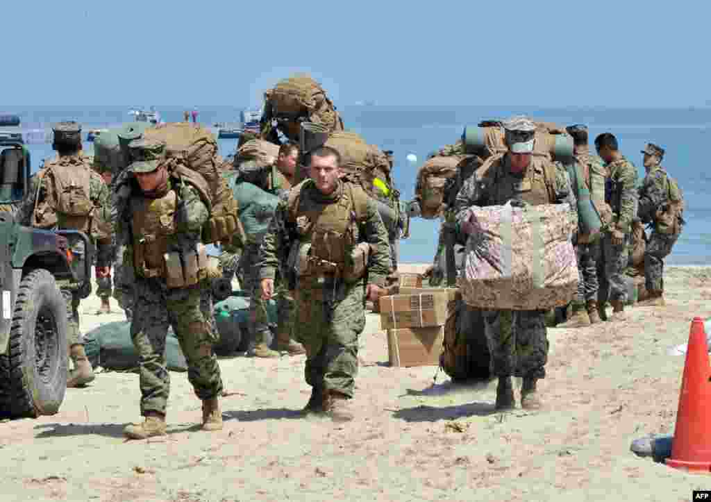 Південна Корея &ndash; морські піхотинці США висаджуються на пляж під час тренувань у Пхохані, за 260 кілометрів на південний схід від Сеула, 22 квітня 2013 року