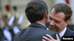 Франція - Президент Ніколя Саркозі (ліворуч) вітає свого російського колегу Дмитра Медведєва під час зустрічі у Єлисейському палаці в Парижі, 1 березня 2010 року