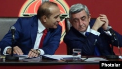 Հայաստանի նախագահ Սերժ Սարգսյանը և ԱԺ նախագահ, այժմ՝ վարչապետ Հովիկ Աբրահամյանը Հանրապետականի համագումարի ժամանակ, արխիվ