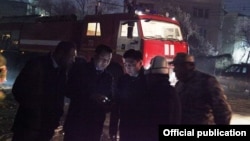 Мэр Оша Таалайбек Сарыбашов на месте пожара.