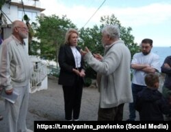 Глава російської адміністрації Ялти Яніна Павленко в Гурзуфі з місцевими жителями, 29 травня 2025 року
