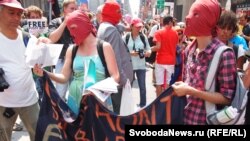 АКШ -- Pussy Riot тобун колдогон акция, Нью-Йорк, 17-август, 2012. 