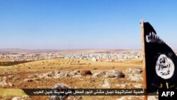 Шема -- Пропаганда мехала гIуллакх лору "Ислман пачхьалкх" тобанан декъашхоша. Шаьш дIалаьцначу меттехь шайн байракхаш дIатуху цара. Кобани, 2014 шо