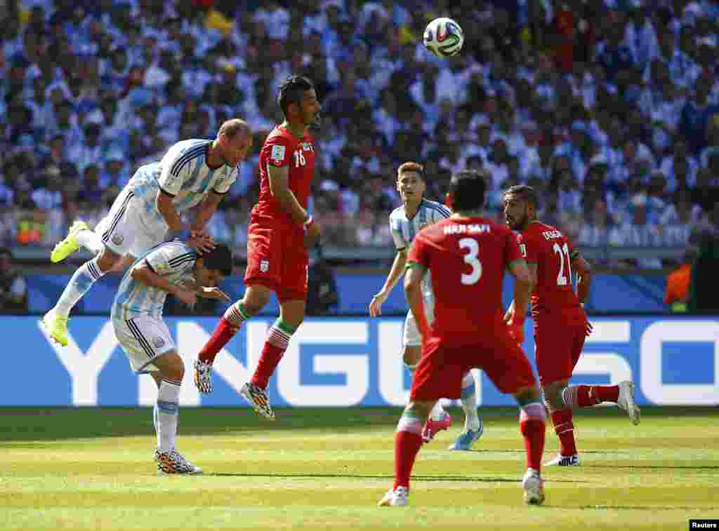 Ҷараёни бозии Аргентина ва Эрон, ки ба ҳисоби 1-0 ба фоидаи Аргентина анҷом ёфт.