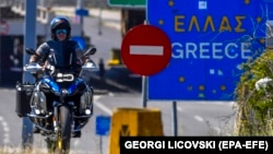 За даними посольства, України немає в переліку країн, громадяни яких можуть в’їжджати до Греції на загальних умовах