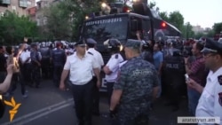 Ոստիկանությունը ուժ գործադրեց Բաղրամյան փողոցից ցուցարարներին հեռացնելու համար