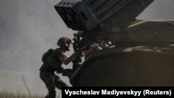 Український військовий готується вести вогонь із РСЗВ «Град» по російських позиціях, червень 2025 року