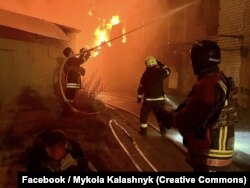 Пожежники гасять пожежу на Київщині, що виникла внаслідок російської повітряної атаки. 4 липня 2025 року