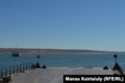 Паром прибывает к причалу, 31 августа 2020 года.