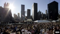 یازده سپتامبر سال 2006 و مردمی که از زمان طلوع آفتاب برای گرامی داشت یاد قربانیان در این محل جمع شده اند.