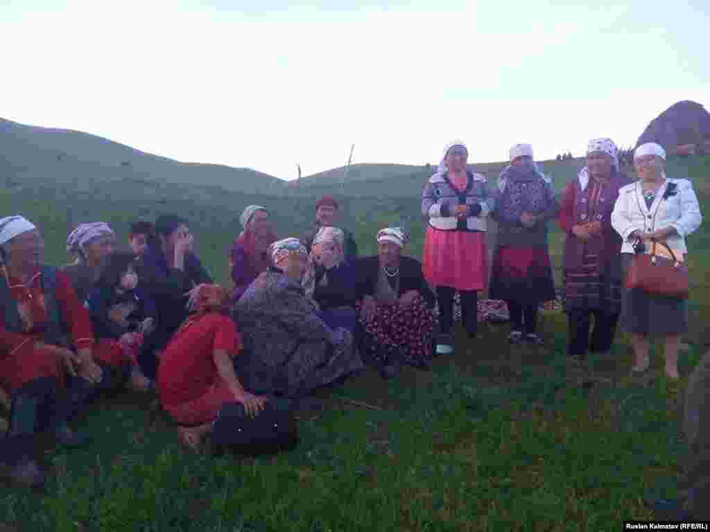 Кечээ кечинде Үч-Чат участогунда жер көчүп, бир үйдү басып калган, жарым сааттан кийин Башы деген аймакта да жер жылып, алты үйдү басып калган.