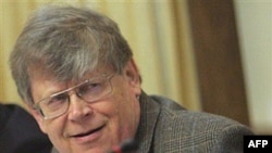 اولی هاینون، معاون مدیر کل آژانس بین المللی انرژی اتمی اسلایدهایی در رابطه با طرح ساخت یک کلاهک هسته ای و اتصال آن به موشک در ایران نشان داد. ( عکس: AFP)