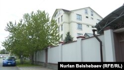 Бул жердеги жер үйлөрдүн ээлери сотыхына 4,5 миң доллар, ал эми көп кабаттуу үйлөрдөгү ар бир батир 1000 доллардан төлөп берүүгө макул болгон.