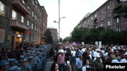 Armenia - Protesters demanding the release of jailed businessman Samvel Karapetian reach the NSS headquarters in Yerevan, July 4, 2025.