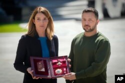 Pe 9 mai 2024, la Kiev s-a aflat președinta Parlamentului European, Roberta Metsola, primind o distincție din parte președintelui ucrainean, Volodimir Zelenski.