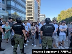 Белградсата полиция пречи на протестиращи да се приближат от вонния парад, 20 септември 2025 г.
