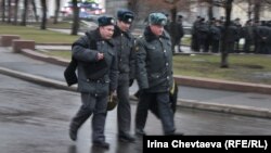 На Театральной площади уже около сотни сотрудников полиции